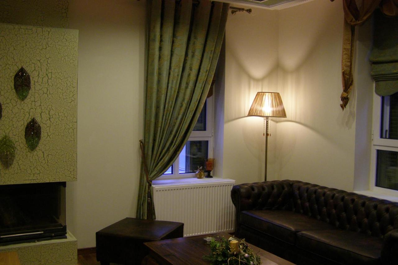 Room In A Neoclassical House - Ladybug Kastoriá Eksteriør bilde